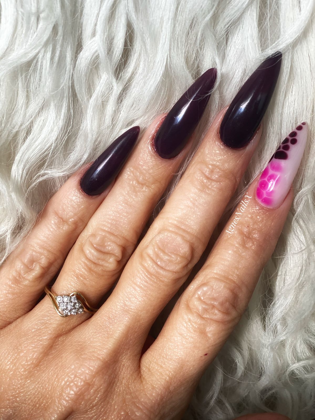 Aubergine stiletto-nagels met een roze marmeren accentnagel, gezet door Agnes