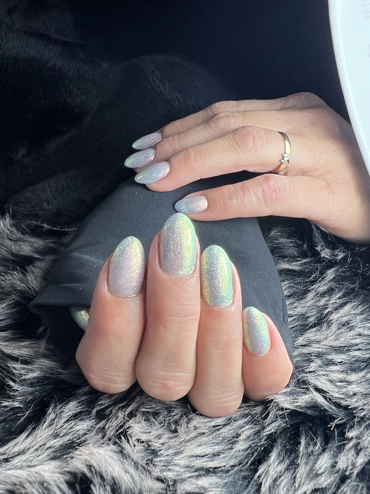Pastel holografische amandelnagels, foto van een klant