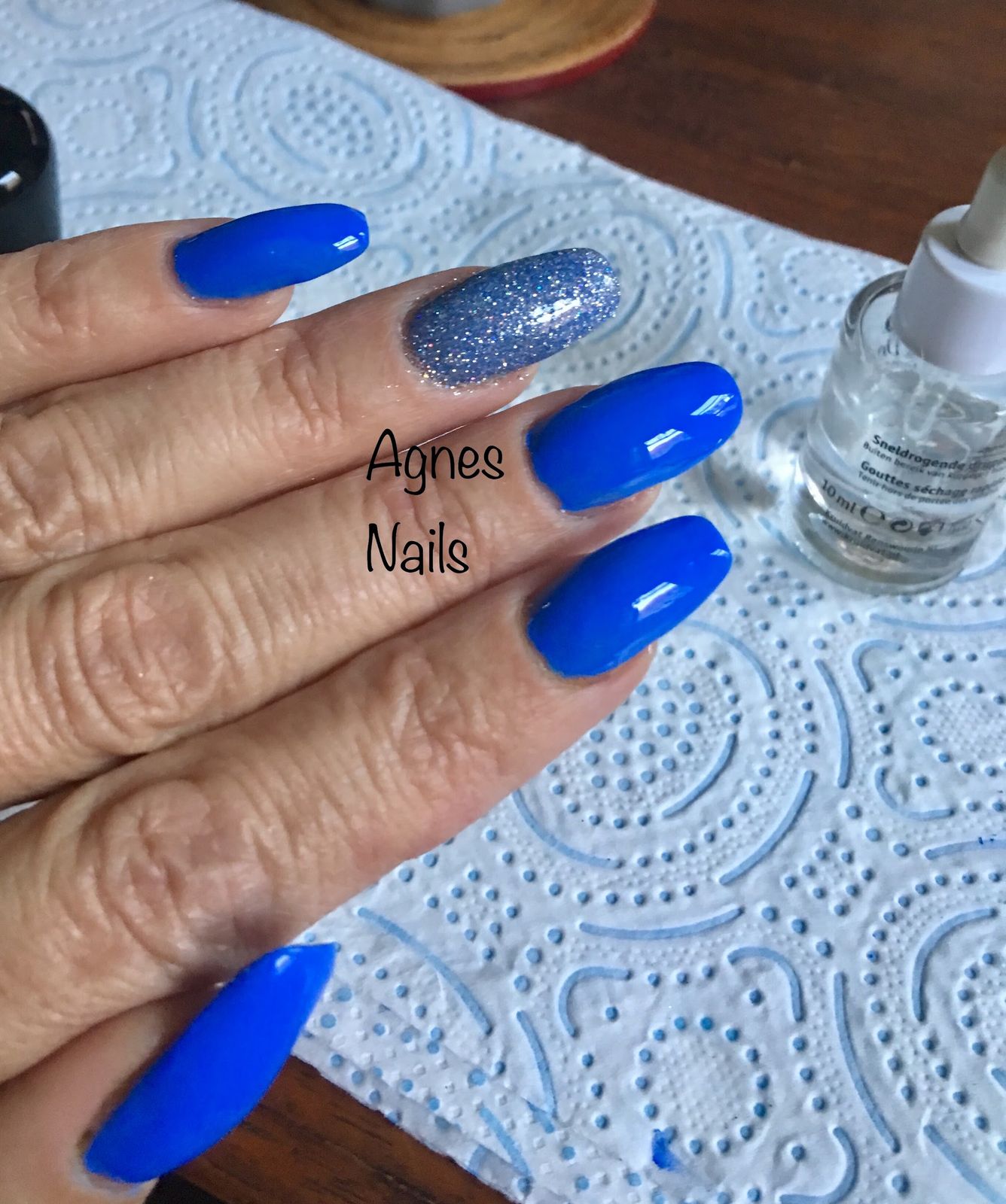 Kobaltblauwe nagels met een glitter-accentnagel