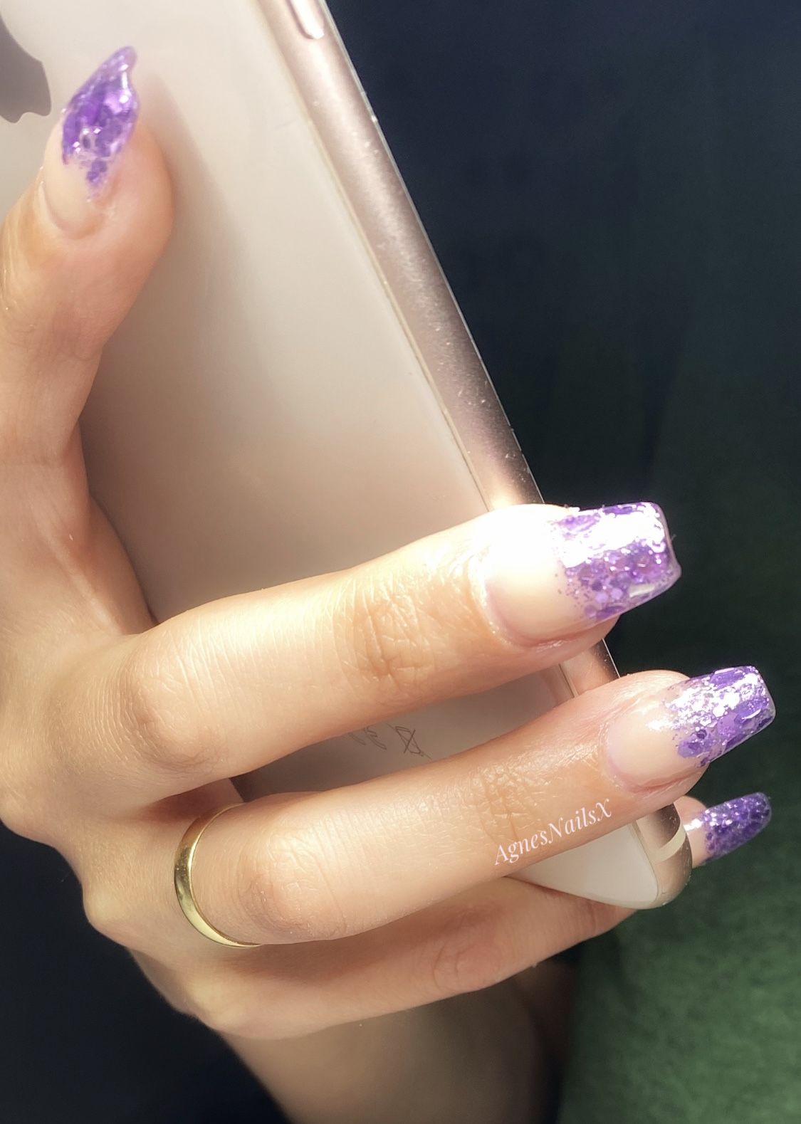 Doorzichtige tips met paarse glitter als French